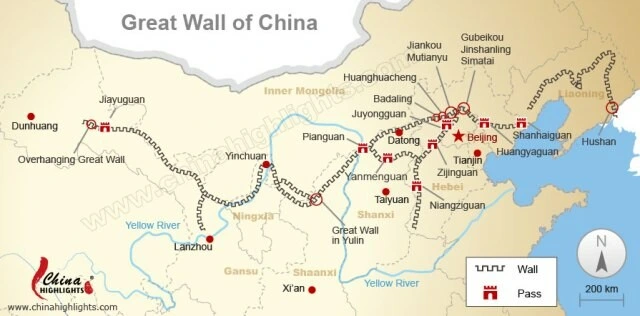 Mapa da Muralha da China com destaque para os principais trechos, passes fortificados e cidades ao longo da sua extensão, incluindo Jiayuguan, Badaling, Beijing e Shanhaiguan.
