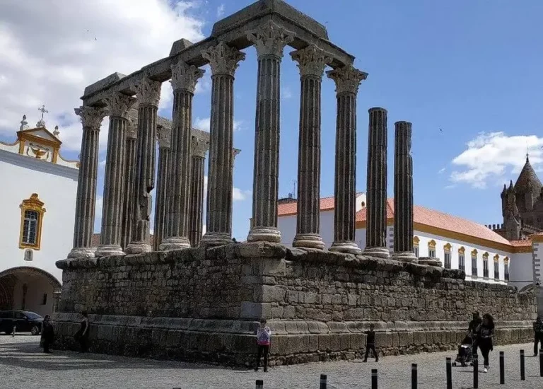 Templo Romano de Évora, também conhecido como Templo de Diana, com colunas coríntias em granito preservadas no centro histórico da cidade.