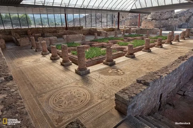 Ruínas romanas de Conímbriga em Portugal, com mosaicos bem preservados e pátio central da Casa dos Repuxos, testemunho do Império Romano na Lusitânia.