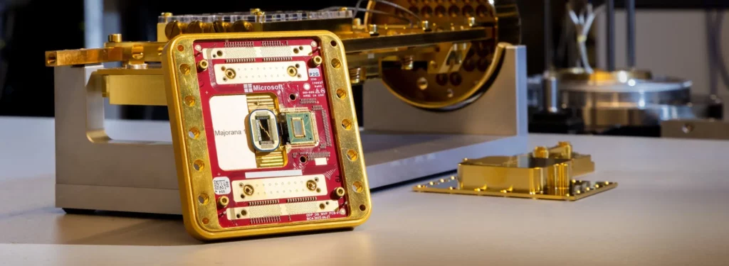 Chip quântico desenvolvido pela Microsoft, com design em ouro e vermelho, apresentado num laboratório como parte dos avanços na computação quântica.