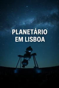 Imagem do interior do Planetário em Lisboa, com o projetor estelar Zeiss em primeiro plano e a cúpula iluminada por galáxias coloridas, enquanto o público observa em silêncio a simulação do céu noturno.
